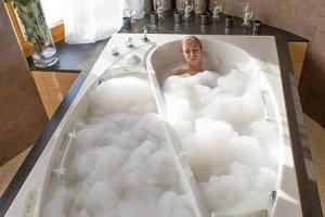 Ying Yang Couples Bath by Trautwein