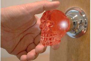 Krystal Touch Skull Doorknob