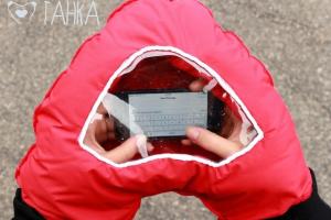 TAHKA Keeps Your Hands & Smartphone Warm