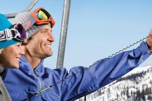 Kenu Highline: iPhone 5s Case + Security Leash