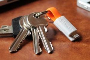 inCharge Bolt: Small Keyring Cable To Charge Smartphones