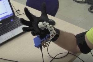 Robotic Sixth Finger Controlled With Your Hand