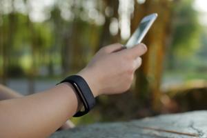 Sensmi Smart Wristband Tracks Your Stress & Sleep