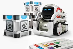 Cozmo Interactive Robot Recognizes You, Plays Games