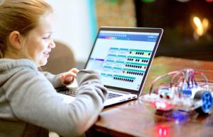 Cubit Racer Plus STEM Robot