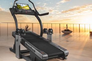 X22i Incline Trainer: Interactive Fitness Machine
