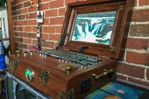 DIY: Steampunk Raspberry Pi Laptop