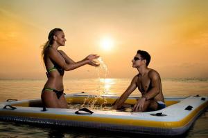 Inflatable 4 Person Floating Wet Lounge Raft Deck