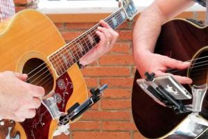 AcousticK: Smartphone Holder for Acoustic Guitars