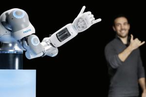 Festo’s BionicSoftHand: Pneumatic Robot Hand with AI Deep Learning