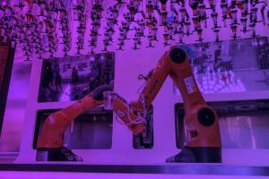 Makr Shakr Bionic Bar: Robots Mixing & Serving Drinks