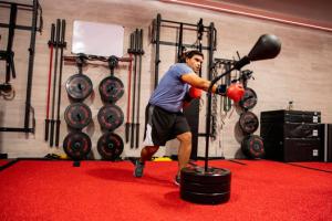 Commando Cobra Bag Hits You Back, Tests Your Reaction Time / Defense