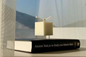 Lunar Candle: Magnetic Levitating Candle