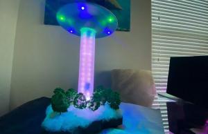1:70 UFO Model with Tractor Beam LEDs