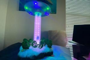 1:70 UFO Model with Tractor Beam LEDs