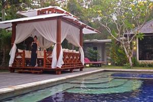 Bali Gazebo with Bengkirai Wood Construction (100 sqft)