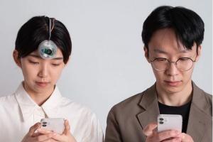 Minwook Paeng’s Robotic Third Eye Helps Smartphone Users Avoid Accidents