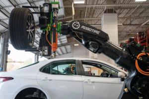 RoboTire Tire Changing System: Robots Changing 4 Tires in 25 Minutes