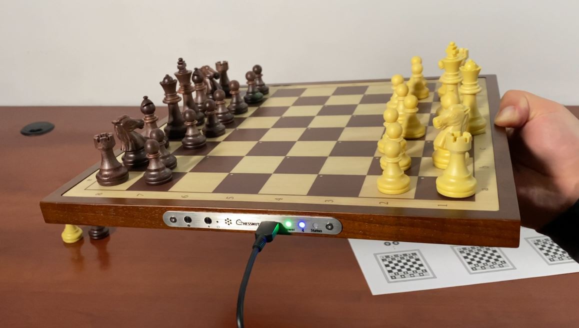 iChessOne folding, wood electronic chess board with phone app - Geeky Gadgets