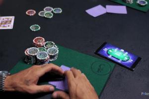Poker-Mate App Connected Poker Kit Lets You Livestream Your Games