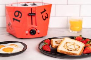 Uncanny Brands Dungeons & Dragons Halo Toaster