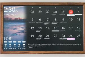 32″ Raspberry Pi Powered WiFi Calendar with DAKboard