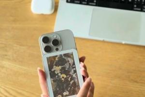 MagInk E-Ink iPhone/Android Power Bank Can Display AI Art